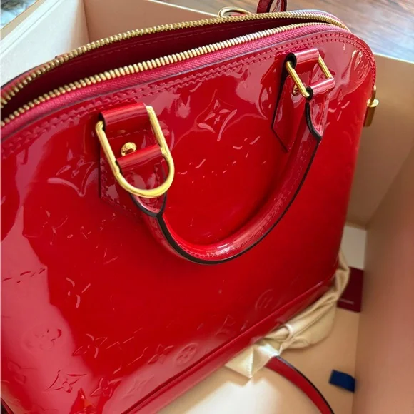 Red Vernis Louis Vuitton Alma PM - Picture 9 of 11